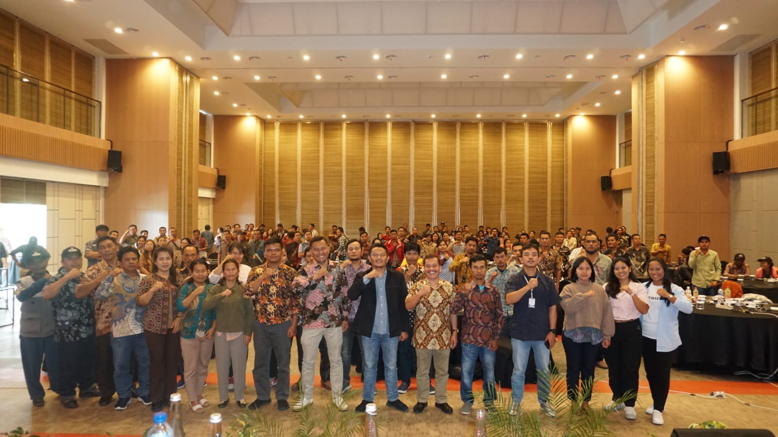 Bawaslu Kabupaten Samosir saat berfoto bersama dengan Panwascam dan PKD se-Kabupaten Samosir di Marianna Resort & Convention, Senin (05/02/2024).