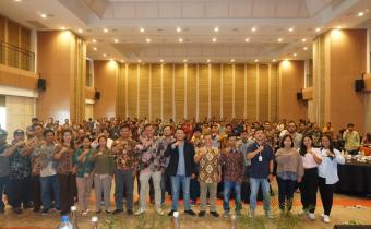 Bawaslu Kabupaten Samosir saat berfoto bersama dengan Panwascam dan PKD se-Kabupaten Samosir di Marianna Resort & Convention, Senin (05/02/2024).